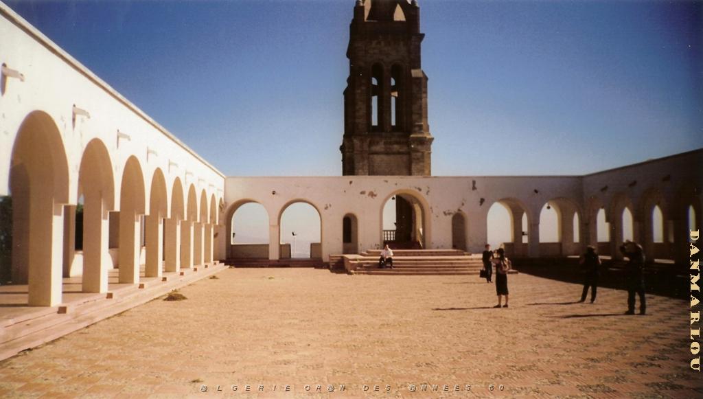 ORAN 10 2005 043 L ESPLANADE DE NOTRE DAME DE SANTA CRUZ.jpg